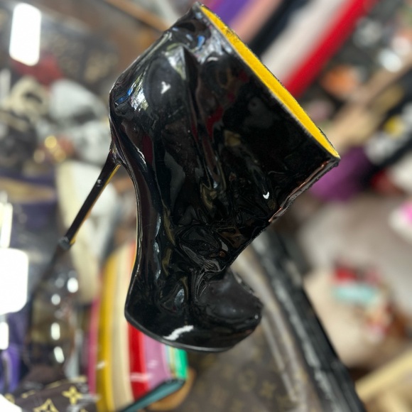 Yves Saint Laurent Patent Leather Stiletto Pump - Picture 1 of 8